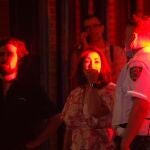 La Policía de Nueva York habla con unos clientes tras un tiroteo en un restaurante de Brooklyn