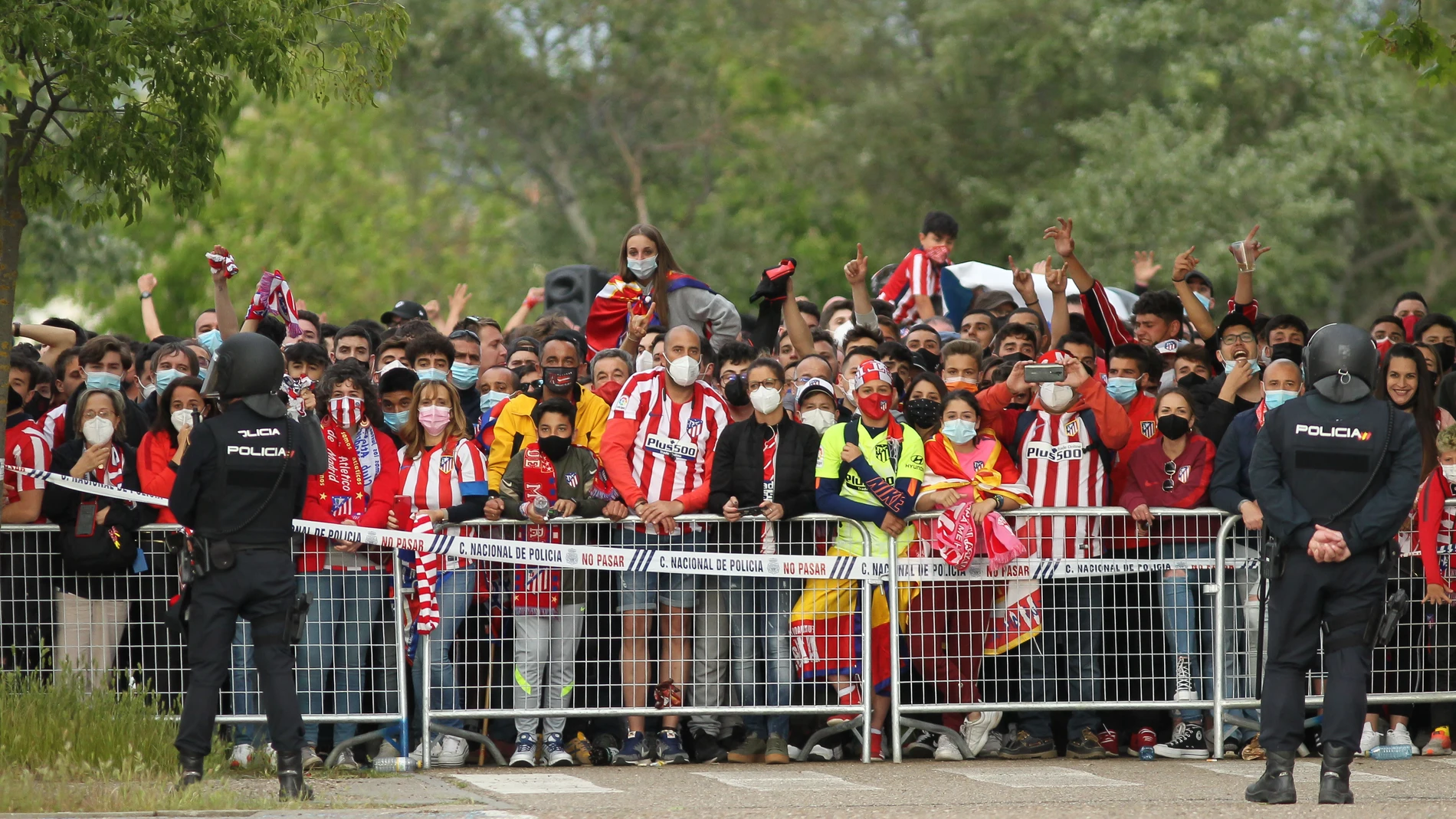 Seguidores del Atlético de Valladolid en las inmediaciones del Estadio José Zorilla