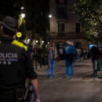 Agentes de la Guardia Urbana de Barcelona, frente a jóvenes en ambiente festivo, a 22 de mayo de 2021, en Barcelona. orena Sopêna /Europa Press