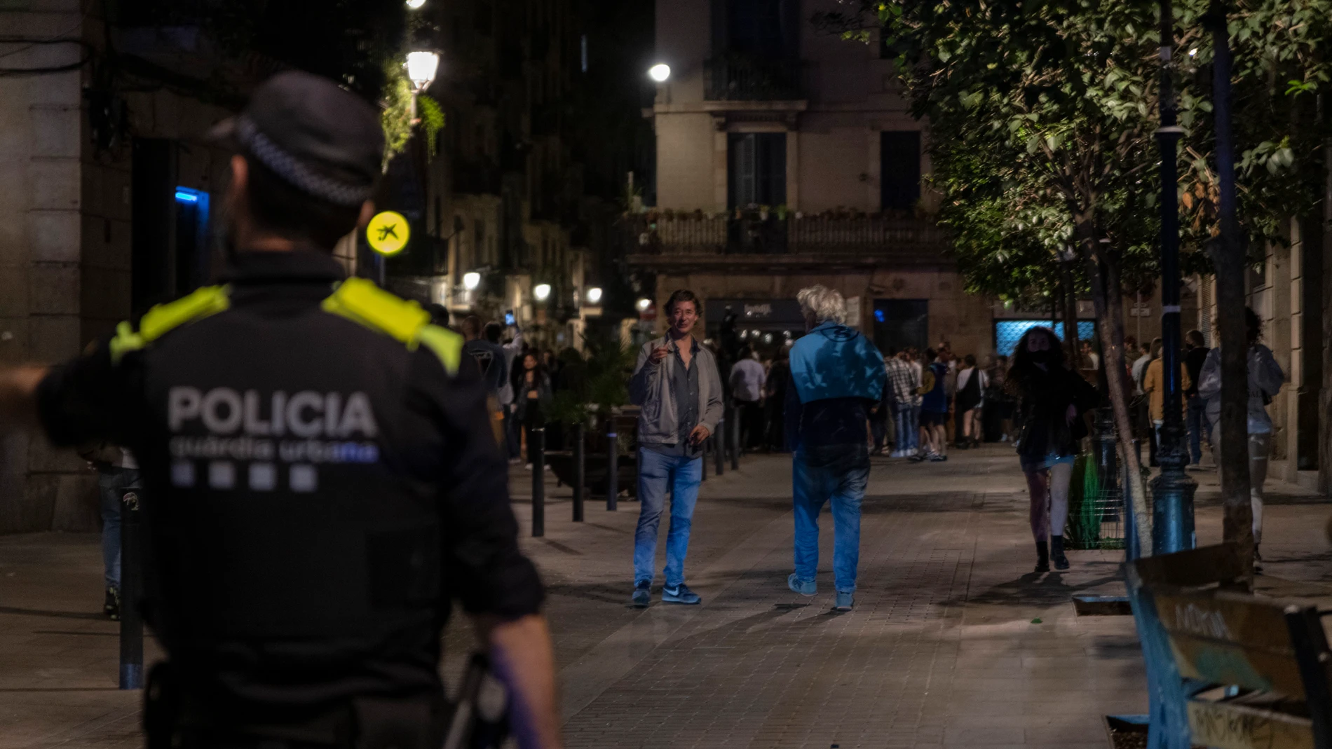 Agentes de la Guardia Urbana de Barcelona, frente a jóvenes en ambiente festivo, a 22 de mayo de 2021, en Barcelona. orena Sopêna /Europa Press