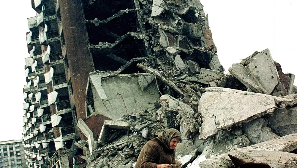 Una mujer entre los escombros dejados por las detonaciones de las bombas tras el Sitio de Sarajevo (1992-1996)