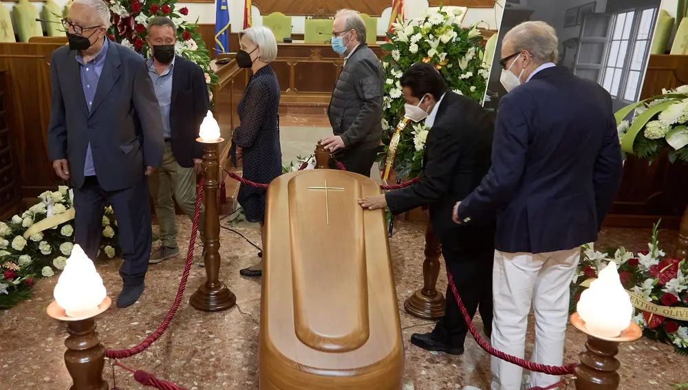 Oliva abre la capilla ardiente de Brines y homenajea a su hijo predilecto