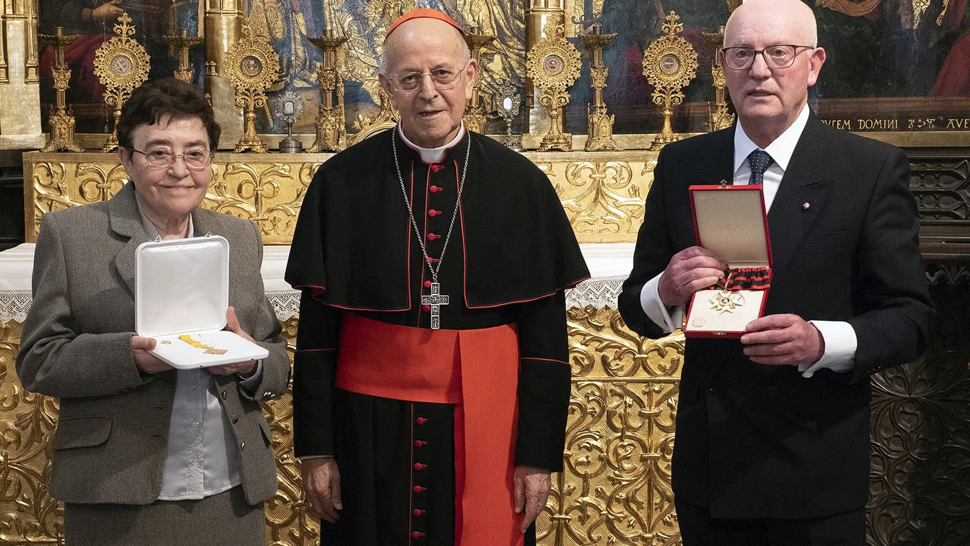 El cardenal arzobispo de Valladolid, Ricardo Blázquez, con los Pilar de Pablos y José María Conde