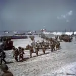 Soldados canadienses desembarcan en la playa Juno durante el Día D en 1944