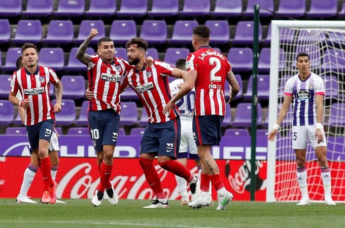 Los jugadores del Atlético celebran el gol del empate de Correa