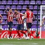 Los jugadores del Atlético celebran el gol del empate de Correa