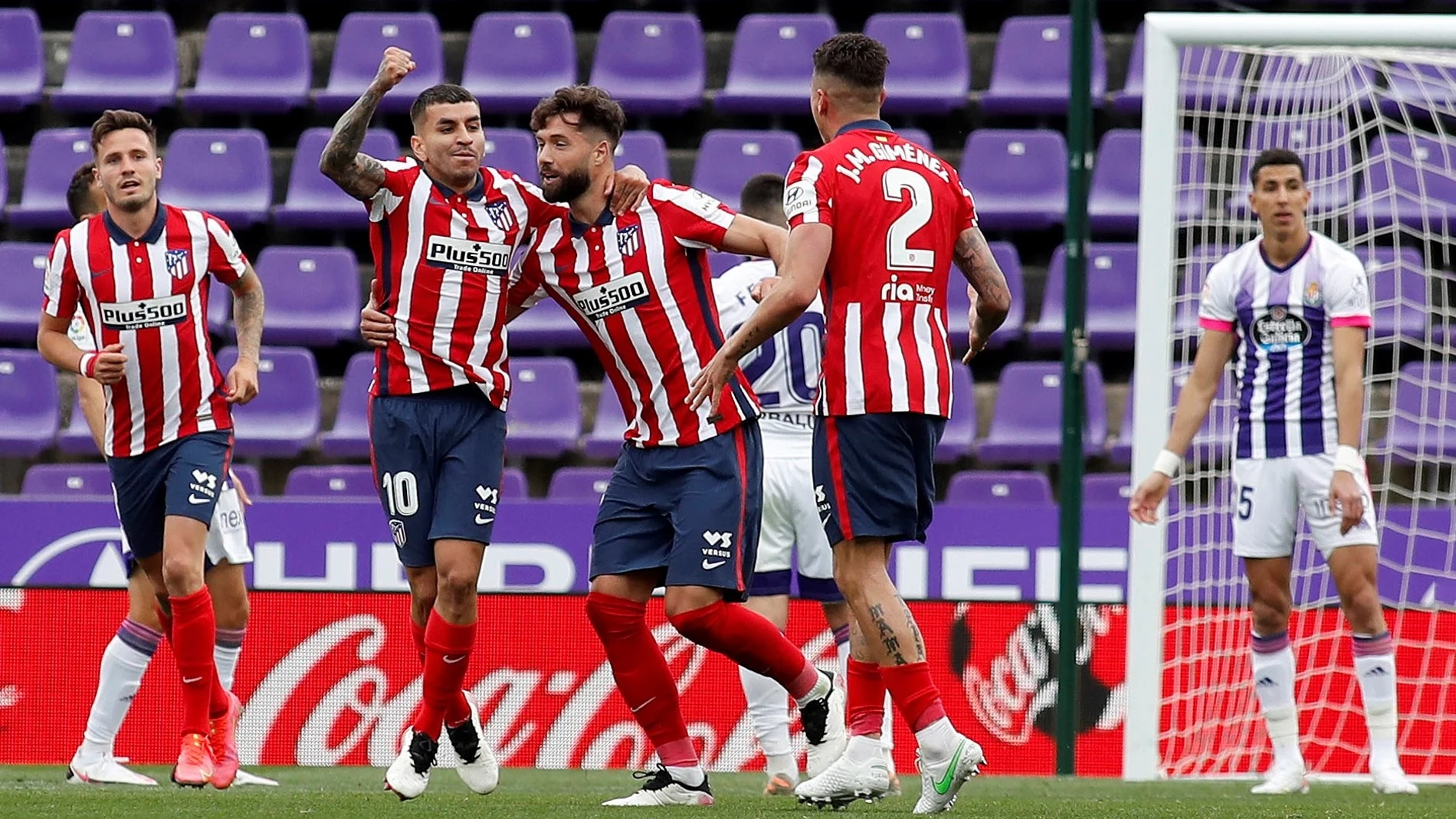 Los jugadores del Atlético celebran el gol del empate de Correa