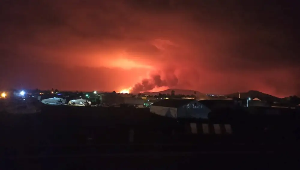 Erupción nocturna del volcan Nyiragongo cerca de Goma en Congo