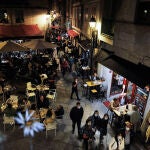 Varias personas en terrazas de bares, en la Rúa dos Fornos en Ourense, Galicia (España)