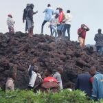 Curiosos se acercan a ver la lava del volcán Nyiragongo en Goma