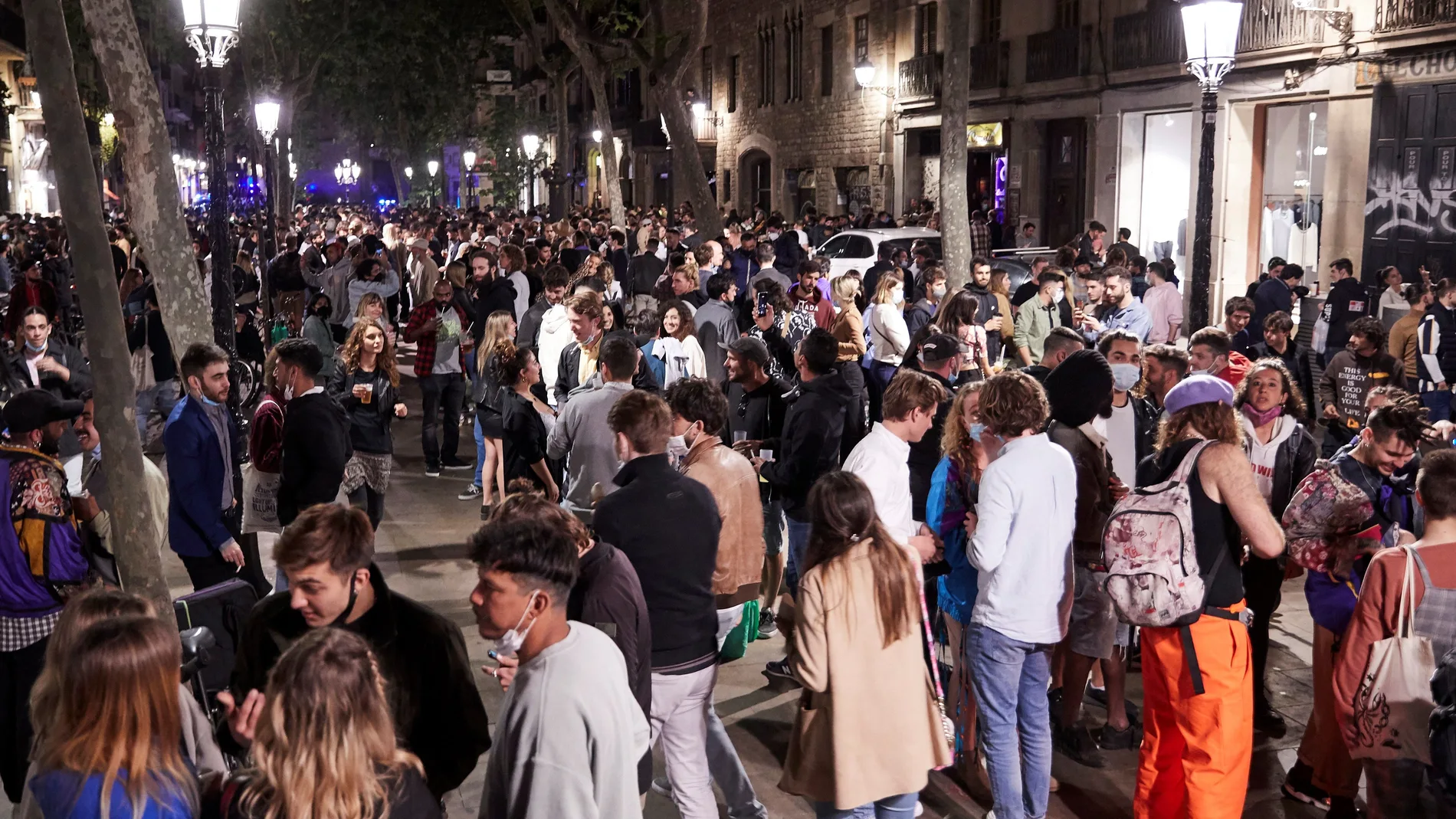 Imagen de uno de los botellones celebrados la noche del sábado en Barcelona, en este caso en el Paseo del Born