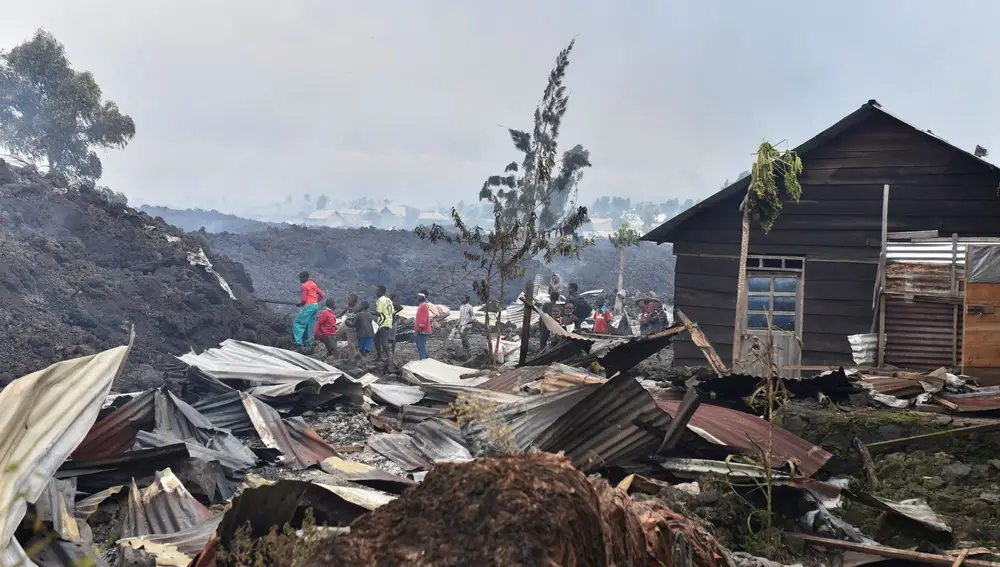 Los residentes recogen los restos de sus hogares destruidos