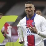 Kylian Mbappe recibe el trofeo como máximo goleador de la Ligue 1.