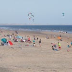 Las playas de Matalascañas, en Huelva, comenzaron a llenarse con los primeros días de calor en Andalucía