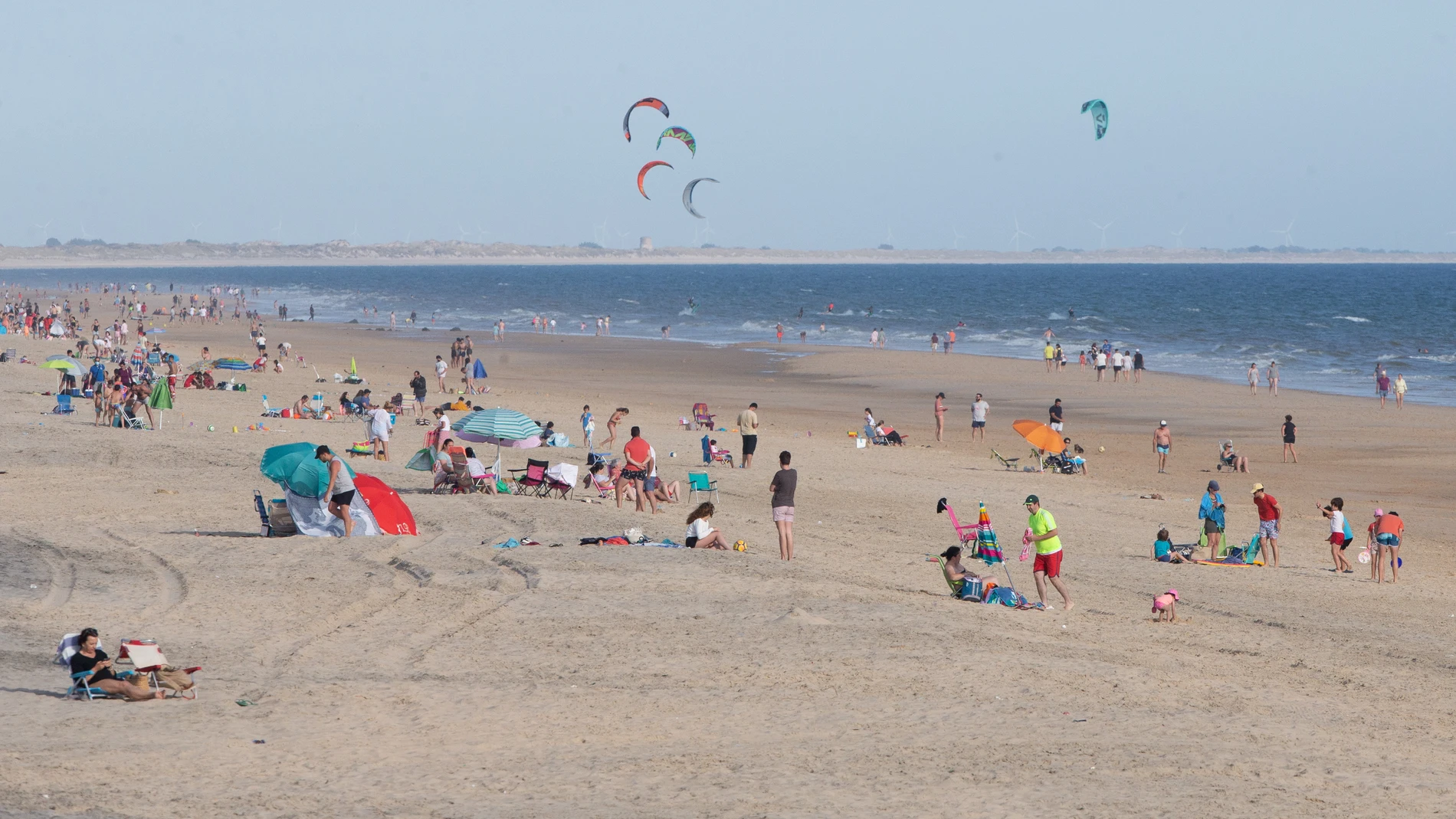 Las playas de Matalascañas, en Huelva, comenzaron a llenarse con los primeros días de calor en Andalucía