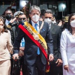 El recién investido presidente de Ecuador Guillermo Lasso abandona la Asamblea Nacional junto a su mujer