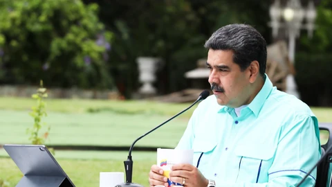 AME012. CARACAS (VENEZUELA), 23/05/2021.- Fotografía cedida hoy por la oficina de Prensa del Palacio de Miraflores que muestra al presidente venezolano Nicolás Maduro durante un acto de Gobierno, en Caracas (Venezuela). Maduro anunció este domingo una nueva fase de vacunación contra la covid-19 para la próxima semana, con 1.300.000 dosis que -aseguró- llegaron "recientemente" de China, sin precisar la fecha de arribo al país. EFE/PRENSA MIRAFLORES /SOLO USO EDITORIAL /SOLO DISPONIBLE PARA ILUSTRAR LA NOTICIA QUE ACOMPAÑA (CRÉDITO OBLIGATORIO)