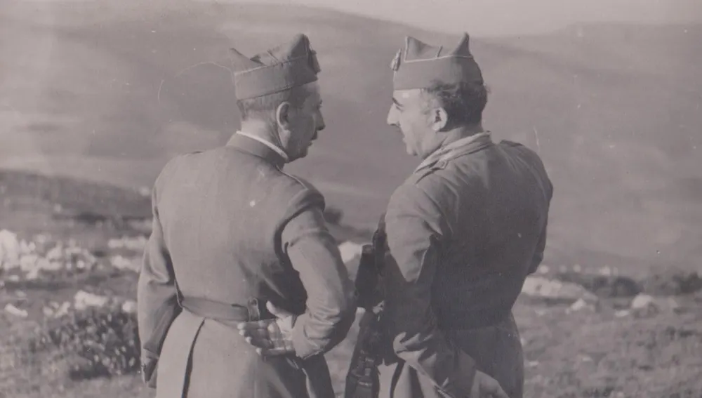 Fidel Dávila (izquierda) y Francisco Franco, en Reinosa (Cantabria)