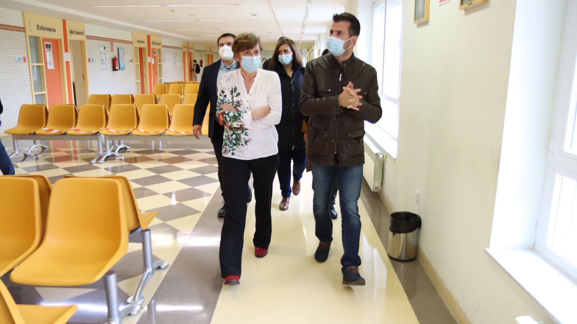 El secretario general del PSOE de Castilla y León, Luis Tudanca, visita el Centro de Salud y Especialidades de la localidad burgalesa de Villarcayo