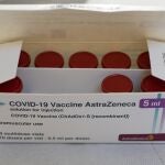 Caja con viales de la vacuna de AstraZeneca contra la Covid-19