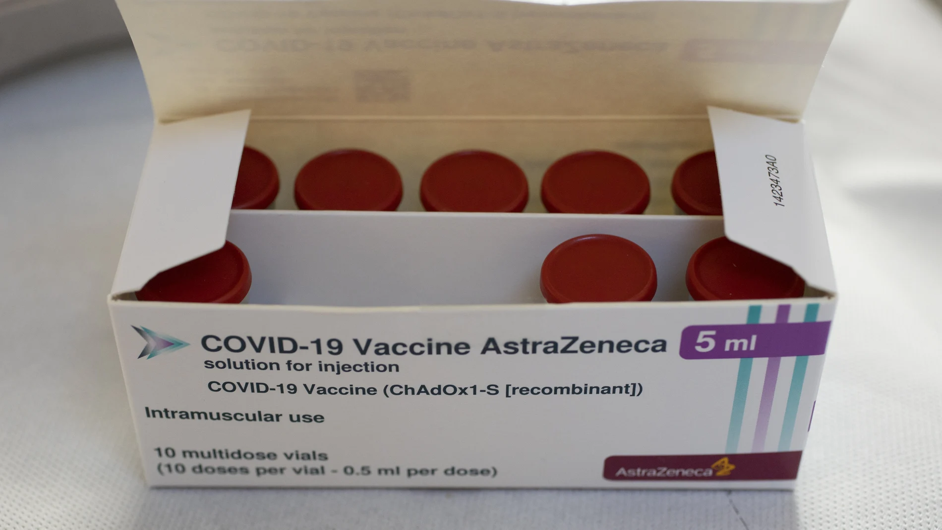 Caja con viales de la vacuna de AstraZeneca contra la Covid-19