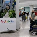 Turistas llegando al Aeropuerto de Málaga