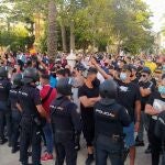 Miembros de la Policía Nacional ante las protestas a las puertas del hotel donde se alojaba Abascal