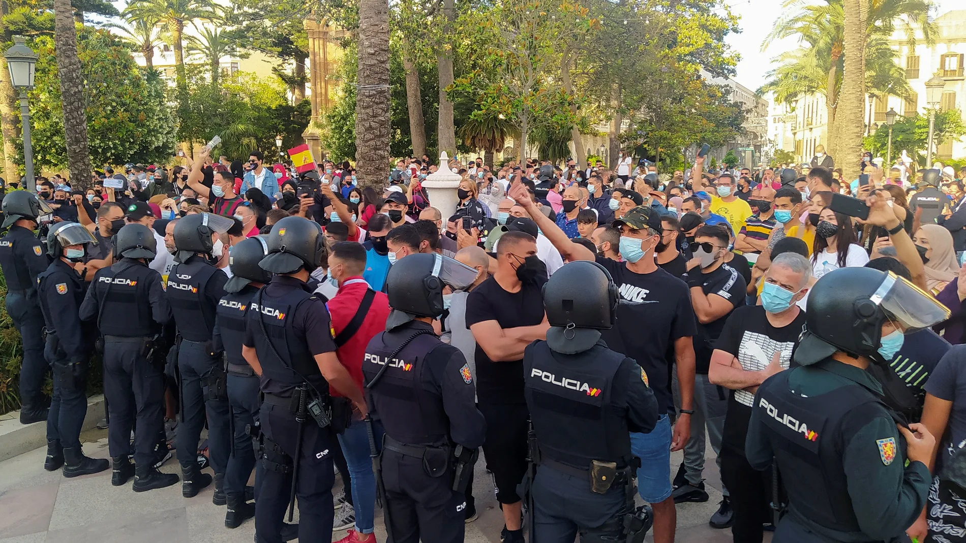 Miembros de la Policía Nacional ante las protestas a las puertas del hotel donde se alojaba Abascal