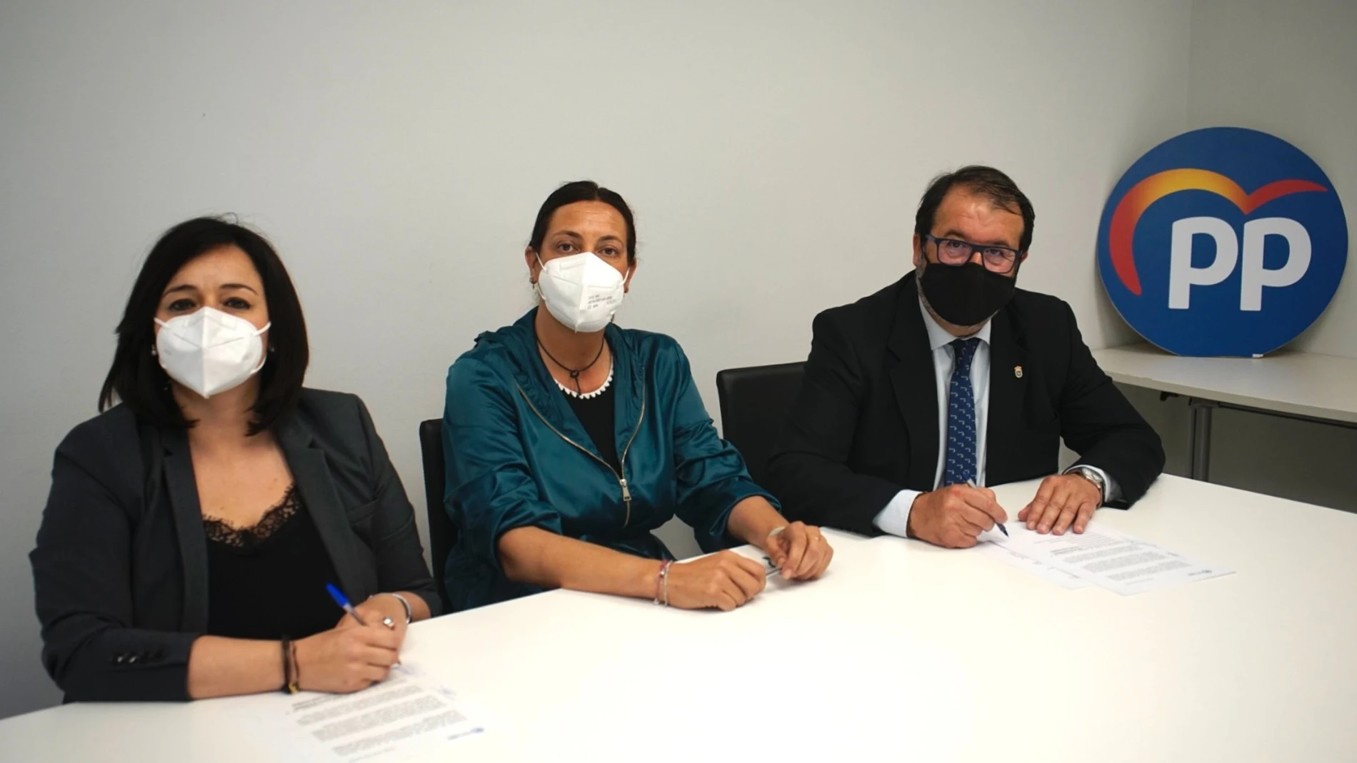 La presidenta del PP de Sevilla, Virginia Pérez, la secretaria general del Partido Popular Andaluz, Loles López, y el alcalde de Carmona (Sevilla), Juan Ávila, hoy en la firma del acuerdo