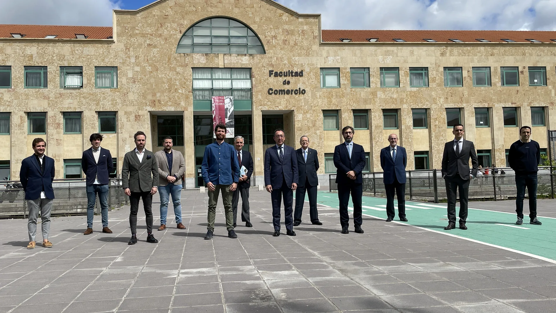 La Universidad de Valladolid reúne a los Empresarios del Año con el arraigo y el saber hacer de Valladolid como seña de identidad. En la imagen, foto de familia