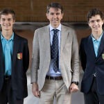 Pedro Gefaell, Guillermo Canosa y el profesor Javier Fernández Portal del colegio Retamar