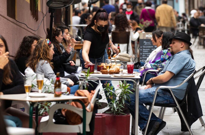 Imagen de terrazas de bares y restaurantes en el centro de Madrid.