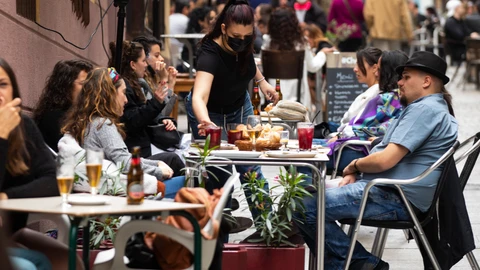 Imagen de terrazas de bares y restaurantes en el centro de Madrid.