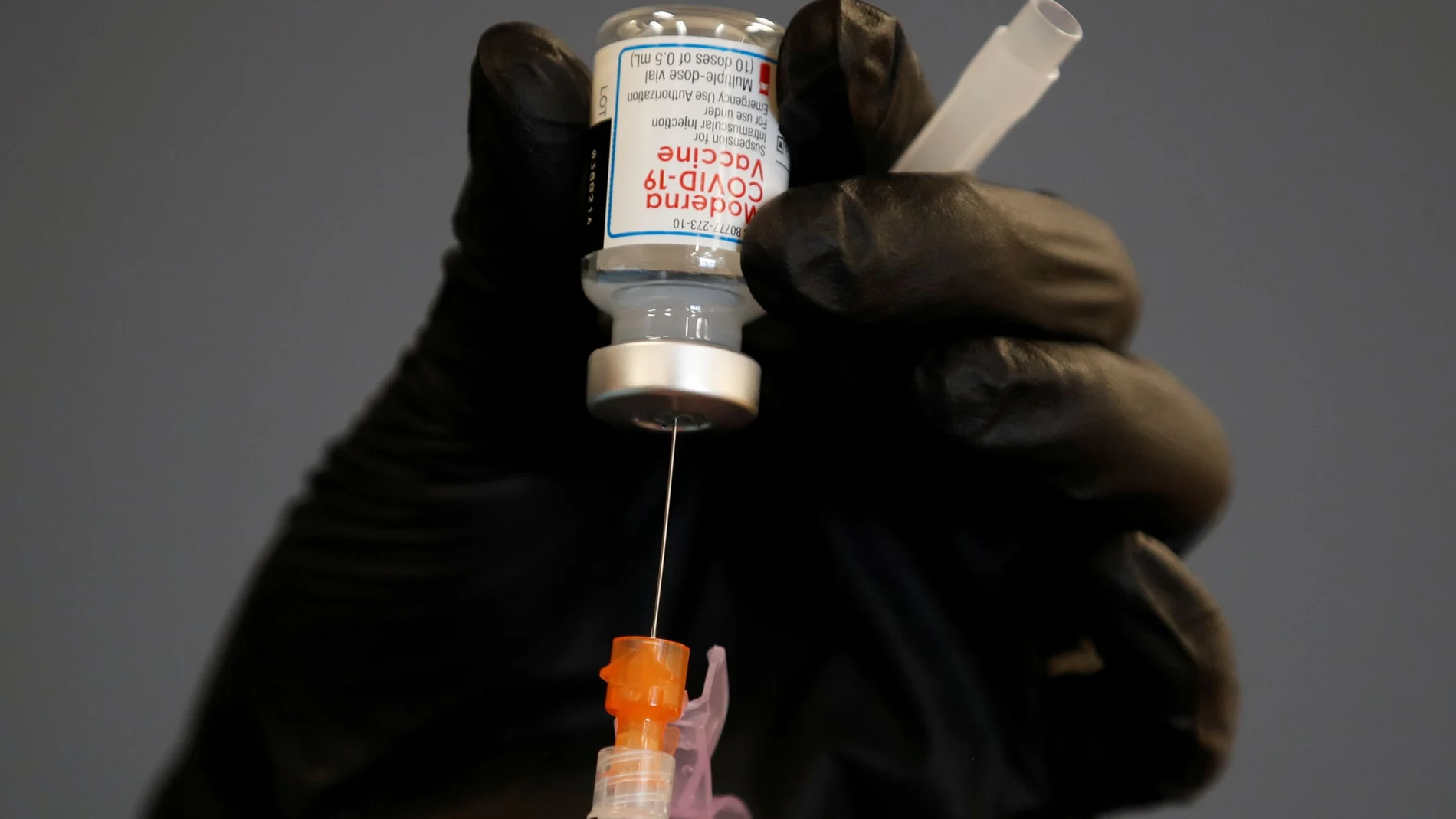 Un sanitario prepara una dosis de la vacuna de Moderna contra la Covid-19