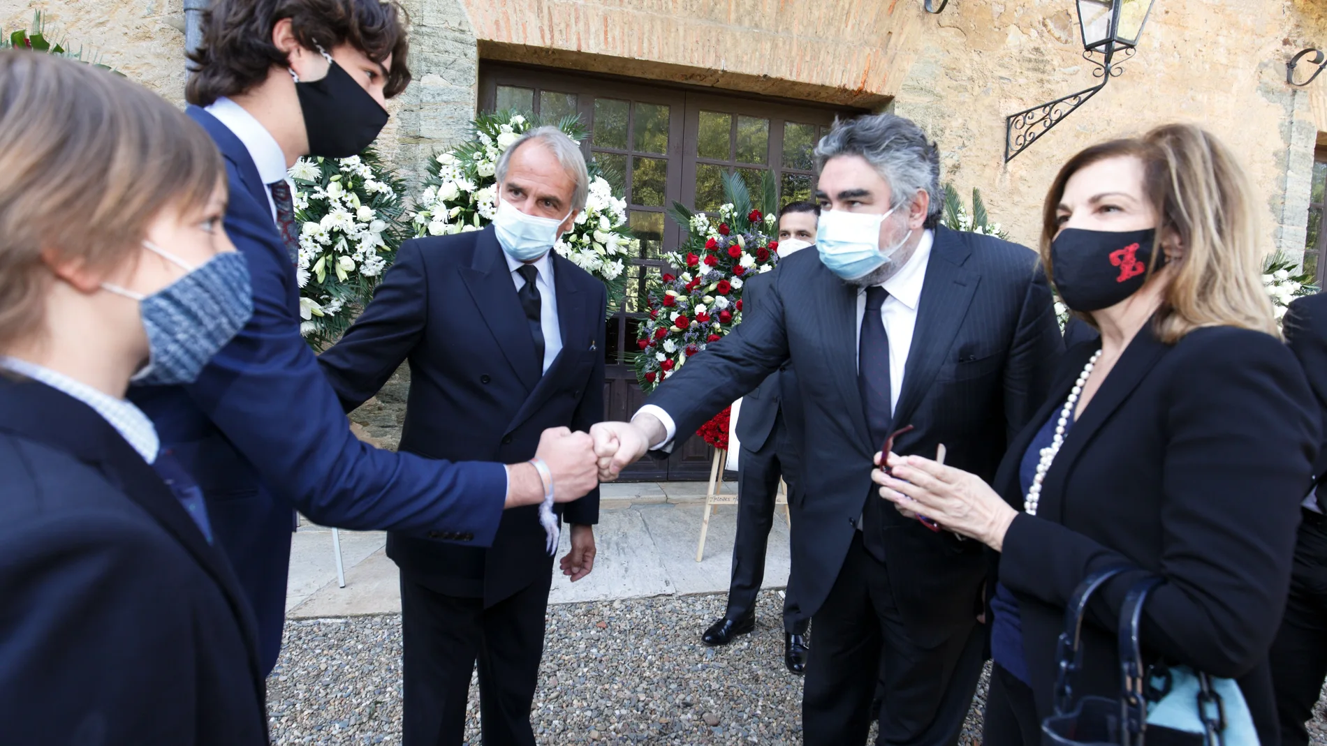 El ministro de Cultura y Deporte, José Manuel Rodríguez Uribes, asiste al funeral del compositor y director de orquesta Cristóbal Halffter en la Colegiata de Villafranca del Bierzo (León). En la imagen, saludando a la familia del compositor