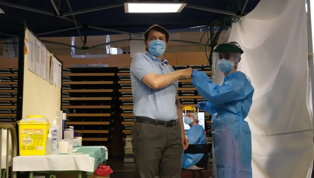 Fernández Mañueco choca el puño con la enfermera que le ha puesto la vacuna