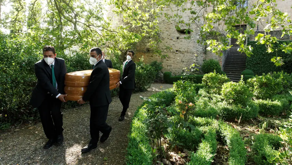 Salida del féretro del compositor y director de orquesta Cristóbal Halffter, del castillo de Villafranca hacia la Colegiata de Villafranca del Bierzo (León)