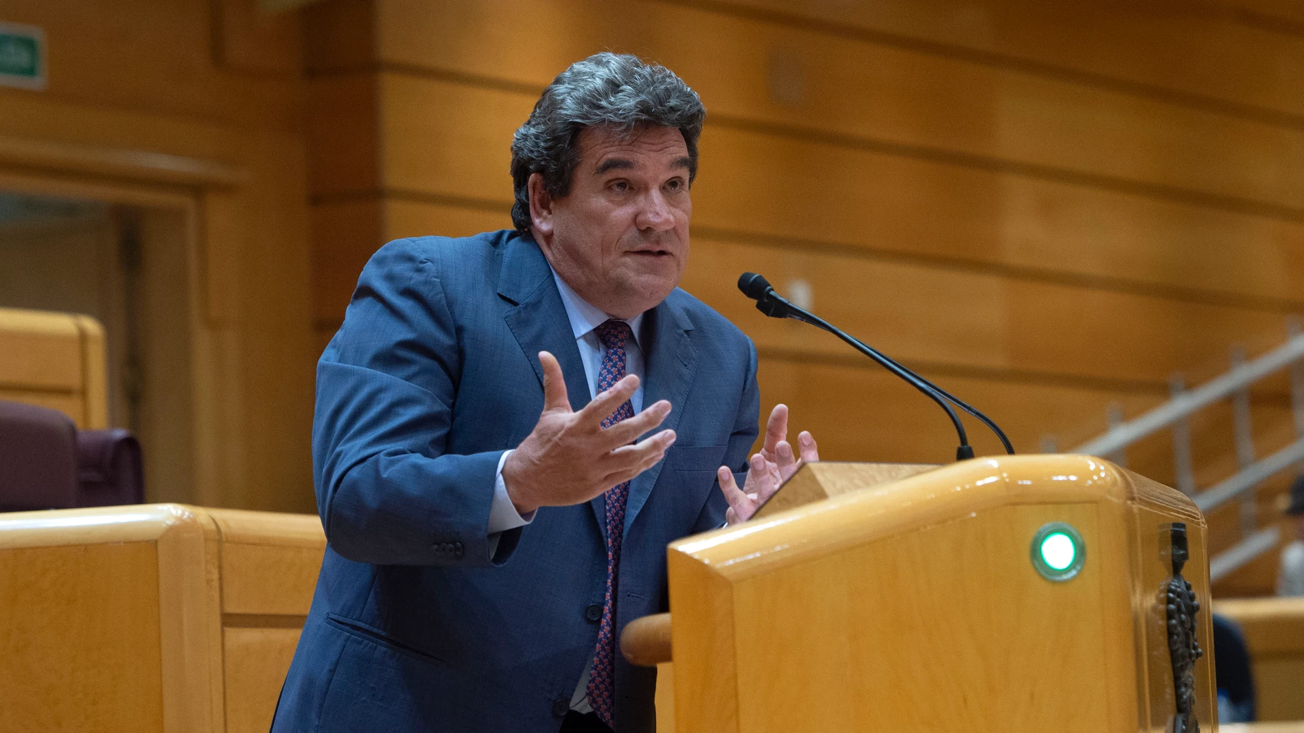 El ministro de Inclusión, Seguridad Social y Migraciones, José Luis Escrivá, interviene durante una sesión de control al Gobierno en el Senado