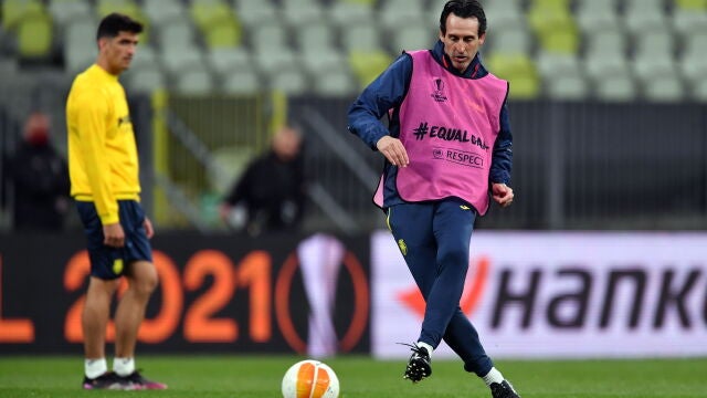 Una Emery golpea a la pelota en el último entrenamiento del Villarreal antes de enfrentarse al Manchester United en la final de la Liga Europa