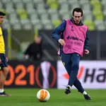 Una Emery golpea a la pelota en el último entrenamiento del Villarreal antes de enfrentarse al Manchester United en la final de la Liga Europa
