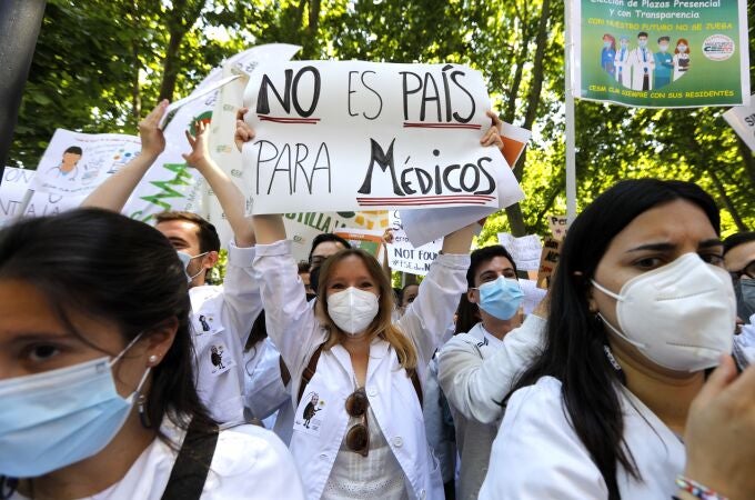 Miles de médicos (unos 5.000, según CESM) protestaron ayer contra Sanidad