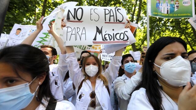 Miles de médicos (unos 5.000, según CESM) protestaron ayer contra Sanidad