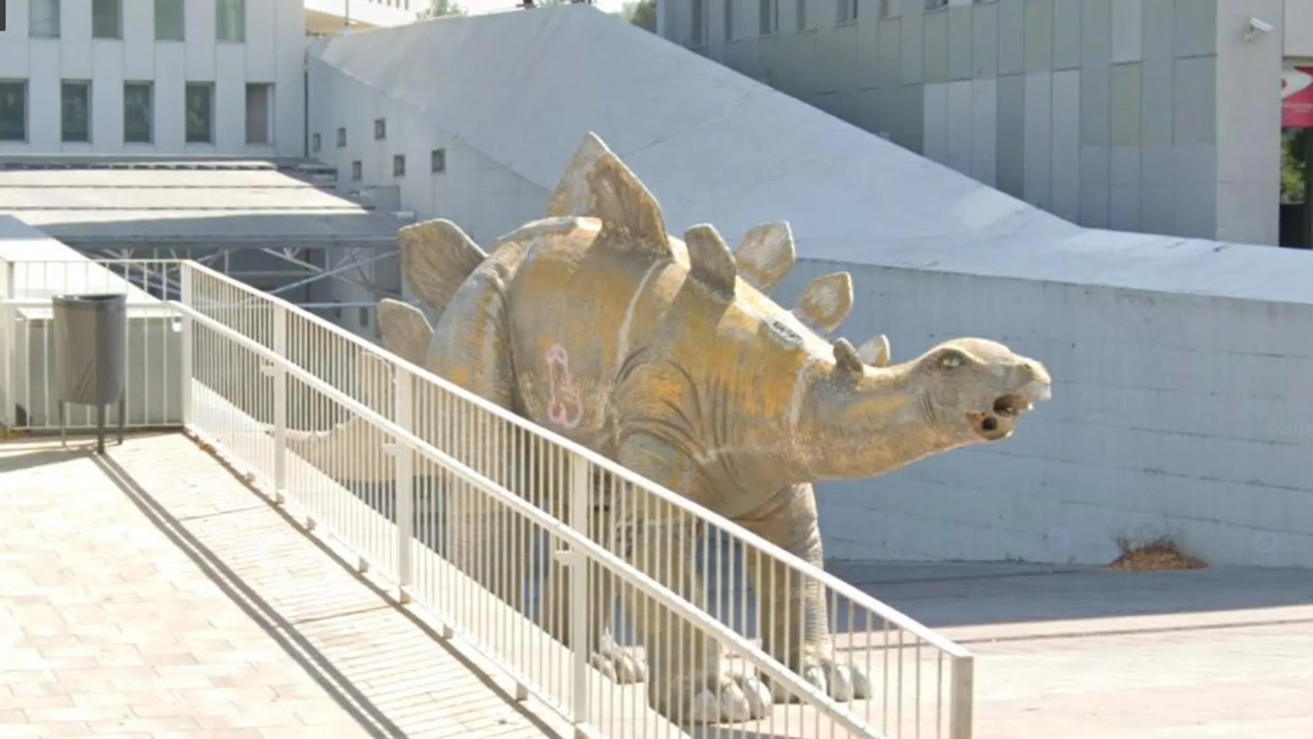 Imagen de la estatua de un estegosaurio en Santa Coloma, donde hallaron el cadáver de un hombre