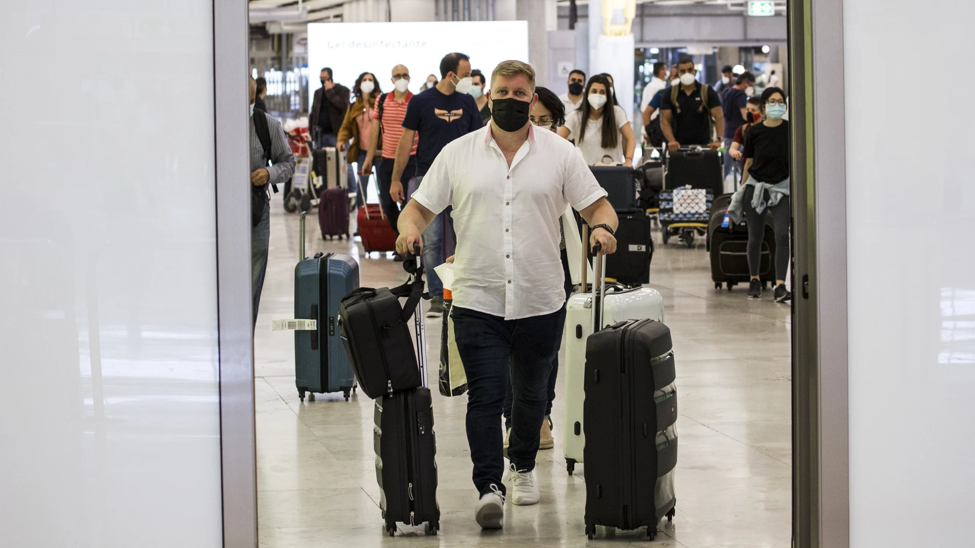 Varias personas a su llegada a la terminal T4 del Aeropuerto Adolfo Suárez Madrid-Barajas.