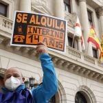 Un trabajador interino se manifiesta en la Plaza de España de Madrid