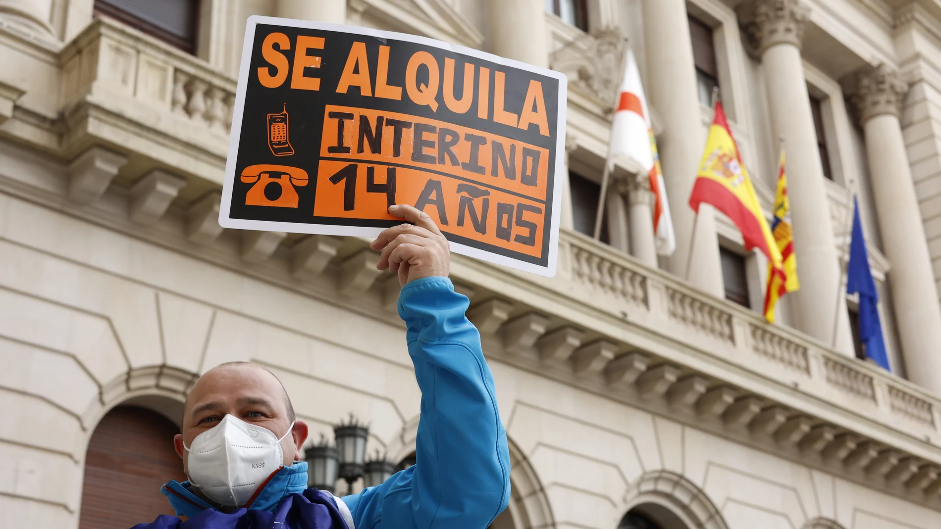 Un trabajador interino se manifiesta en la Plaza de España de Madrid