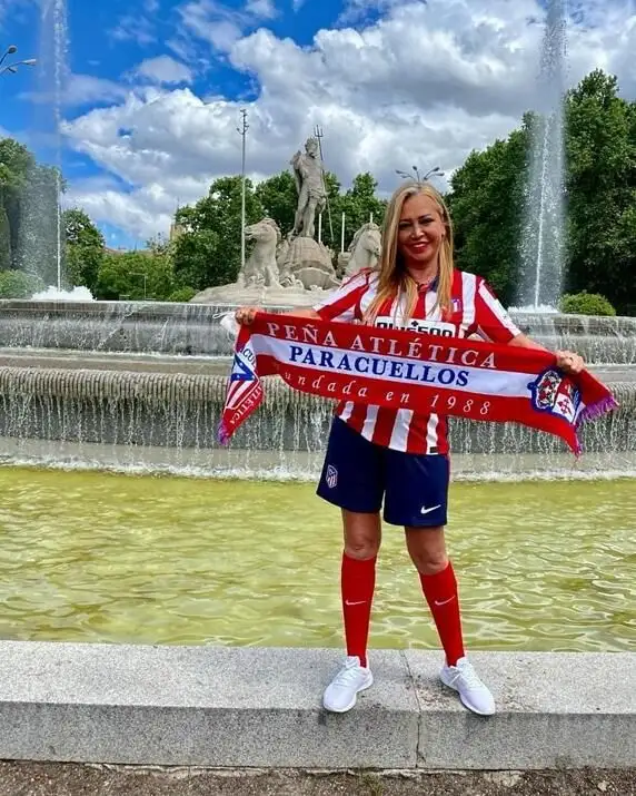 Belén Esteban, en Neptuno, vestida del Atlético de Madrid