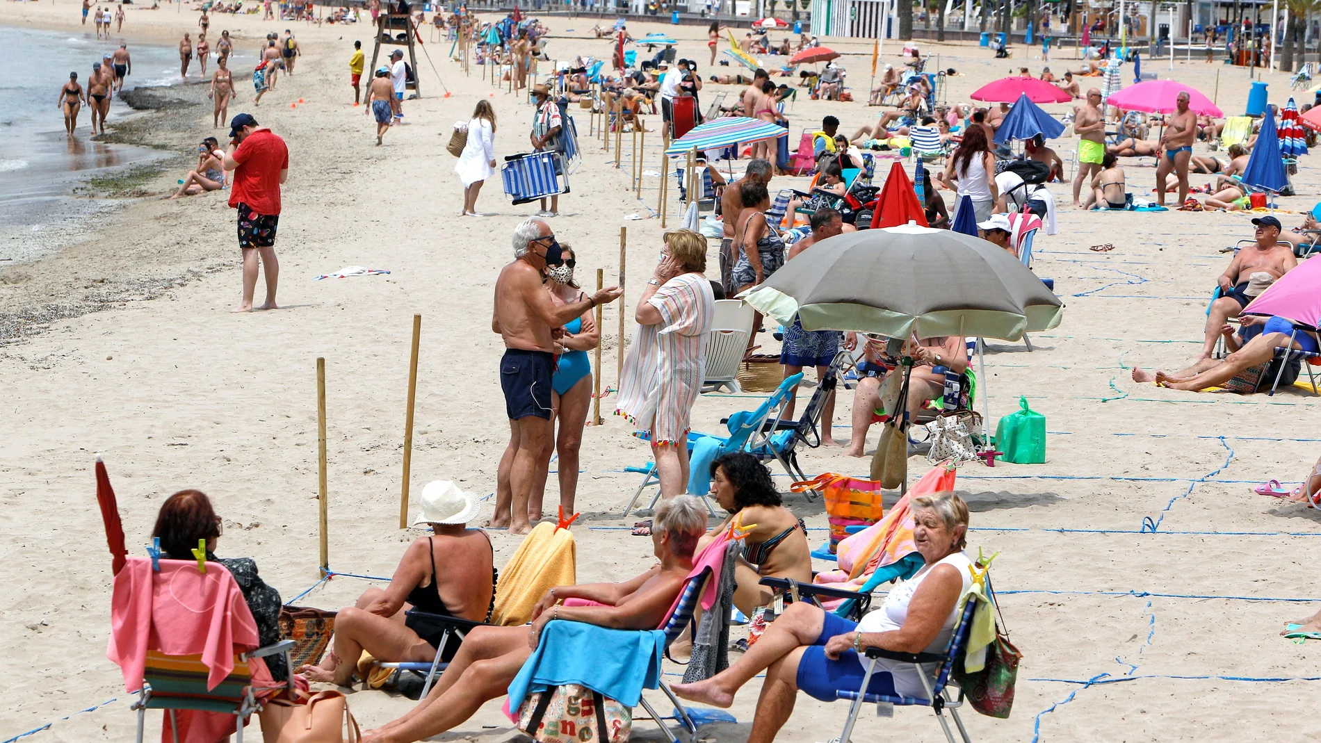 Vista general de la playa de Levante de Benidorm, donde se estima una ocupación hotelera del 65 por ciento en agosto.
