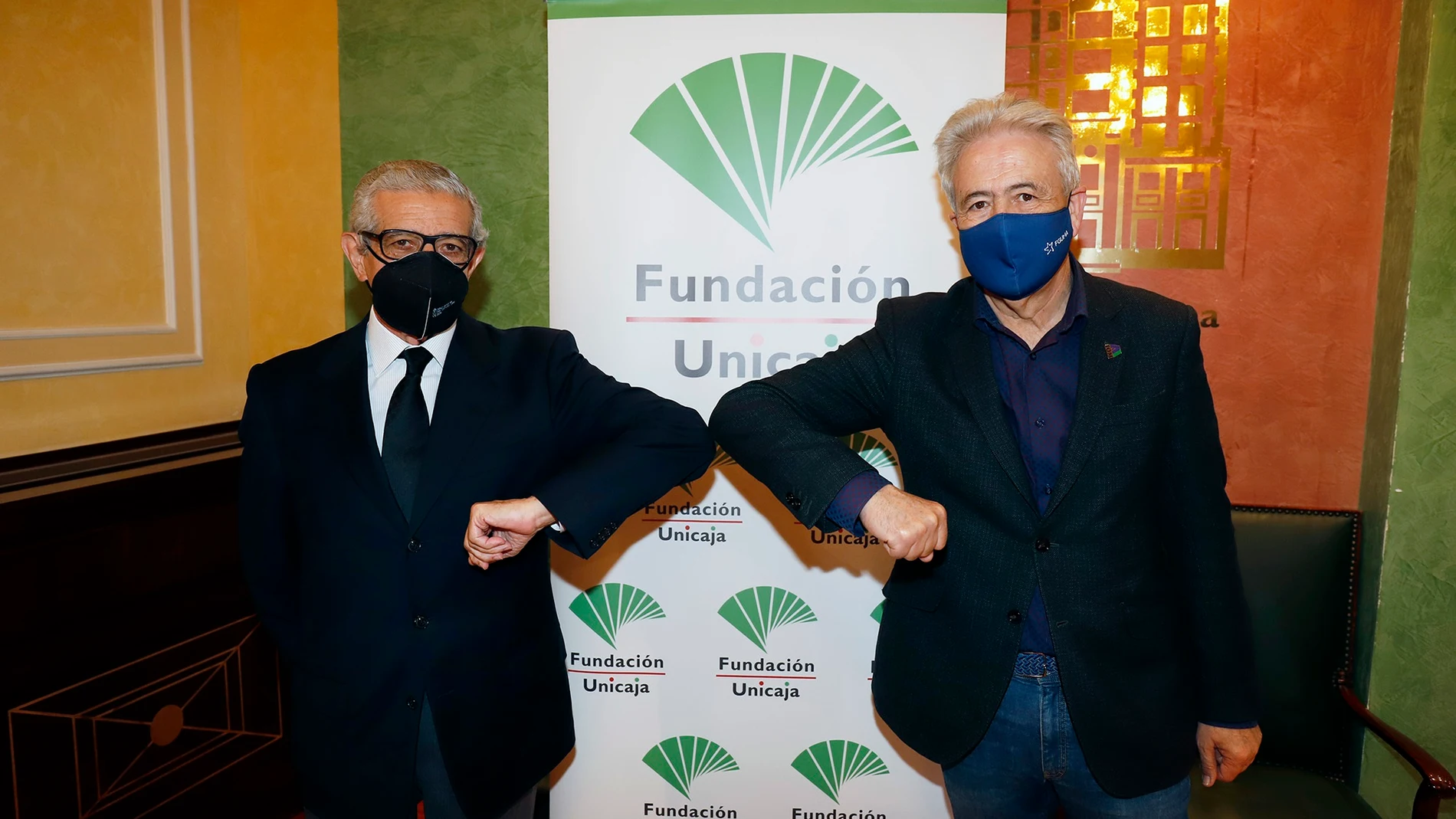 El presidente de la Fundación Unicaja, Braulio Medel, y el presidente de AIOM y director de la Unidad de Oncología Intercentros de los Hospitales Universitarios Regional y Virgen de la Victoria de Málaga, Emilio Alba