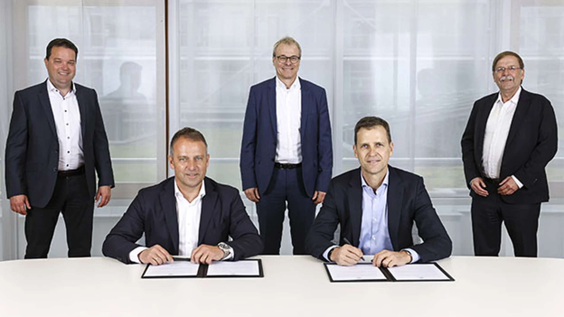 Hansi Flick, junto a Oliver Bierhoff, firma su contrato como seleccionador de Alemania.